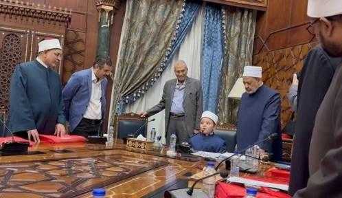 الإمام الأكبر الدكتور أحمد الطيب يستقبل الطفل أنس ويجلسه على كرسي شيخ الأزهر