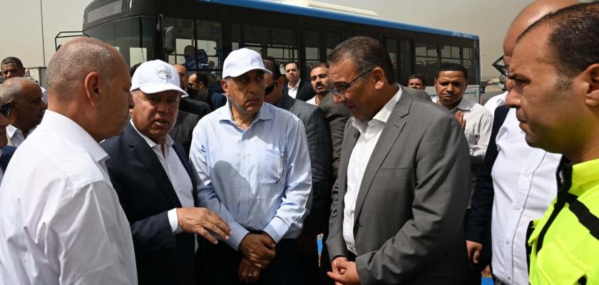 رئيس الوزراء والفريق كامل وزير يتفقدان المرحلة الأولى من التشغيل التجريبى لمشروع الأتوبيس الترددي