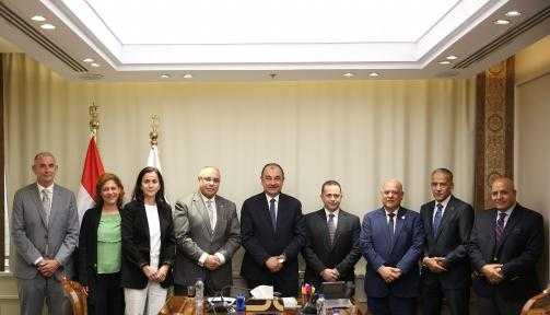 الشيمي يلتقي وفد ”بريتش بتروليوم” لمتابعة إعادة تشغيل مصنع الأنود بالعين السخنة