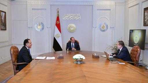 فخامة  الرئيس عبد الفتاح السيسي يجتمع مع رئيس مجلس الوزراء و محافظ البنك المركزي.