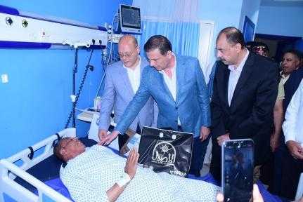 وزير الزراعة يزور مسئول حماية الأراضي المعتدى عليه  بمستشفى سوهاج الجامعي