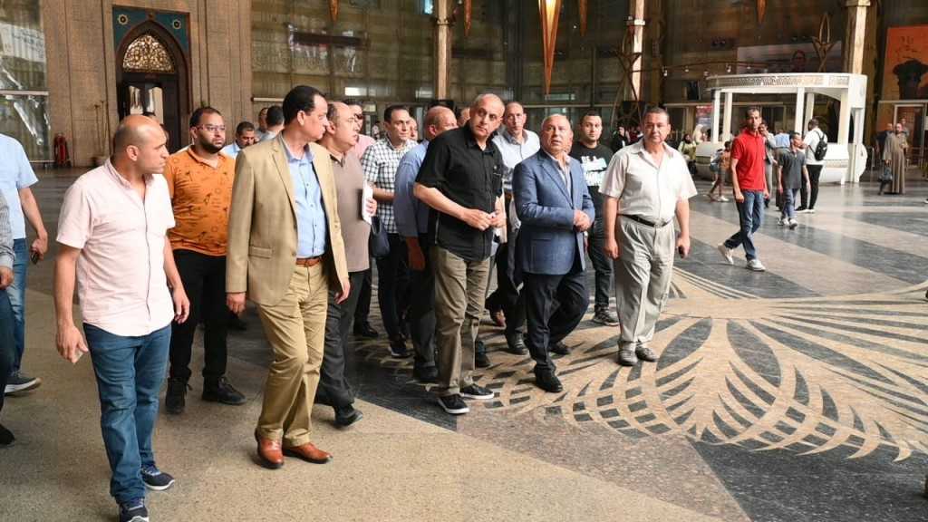 وزير المواصلات في جولة تفقدية مفاجئة بمحطة مصر للسكك الحديدية ومترو الأنفاق