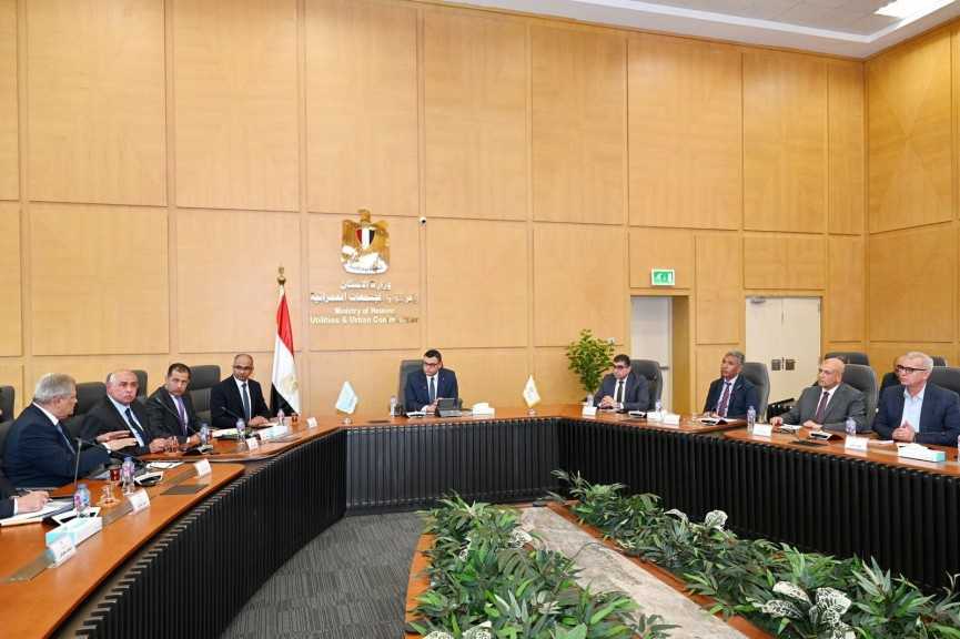 وزير الإسكان يتابع موقف مشروعات المرافق التي تقوم الوزارة بتنفيذها على مستوى الجمهورية