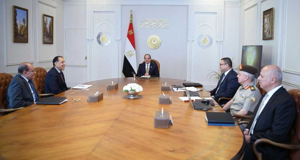 فخامة الرئيس السيسي يتطلع عل أخر تطورات مشروع حياة كريمة وتحلية مياه البحر و مشروع بيت الوطن