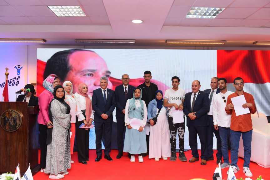 وزير العمل يسليم 50 عقد عمل جديد لذوي الهمم من أبناء محافظة القاهرة
