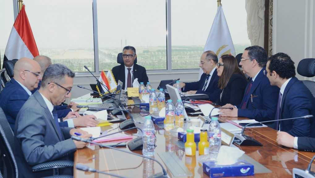 وزير التموين يجتمع مع رئيس مجلس إدارة الشركة المصرية لتجارة الجملة لمتابعة  توافر السلع بالمنافذ والمخازن