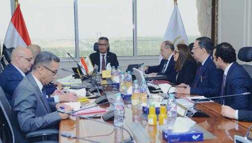 وزير التموين يجتمع مع رئيس مجلس إدارة الشركة المصرية لتجارة الجملة لمتابعة  توافر السلع بالمنافذ والمخازن
