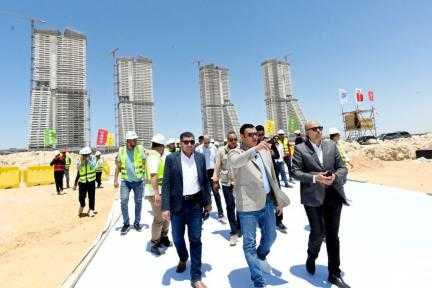 وزير الإسكان يتفقد موقف تنفيذ أبراج ”الداون تاون” وبحيرات ”العلمين داون تاون لاجون”