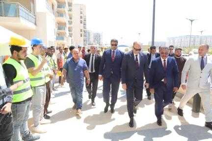 وزير العمل ومحافظ مطروح يتفقدان قوافل طبية تقدم خدمات صحية للعمالة غير المنتظمة بالعلمين