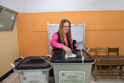 ”رئيس البريد” تُدلي بصوتها في.. انتخابات ”مجلس الشيوخ” ٢٠٢٥