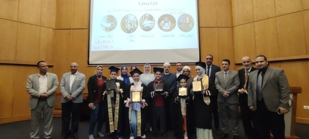 الأزهر يُكرِّم أبنائه المتفوقين ”الجيزة الأزهرية” تحتفل بأوائل الطلاب بإدارة الصديق التعليمية