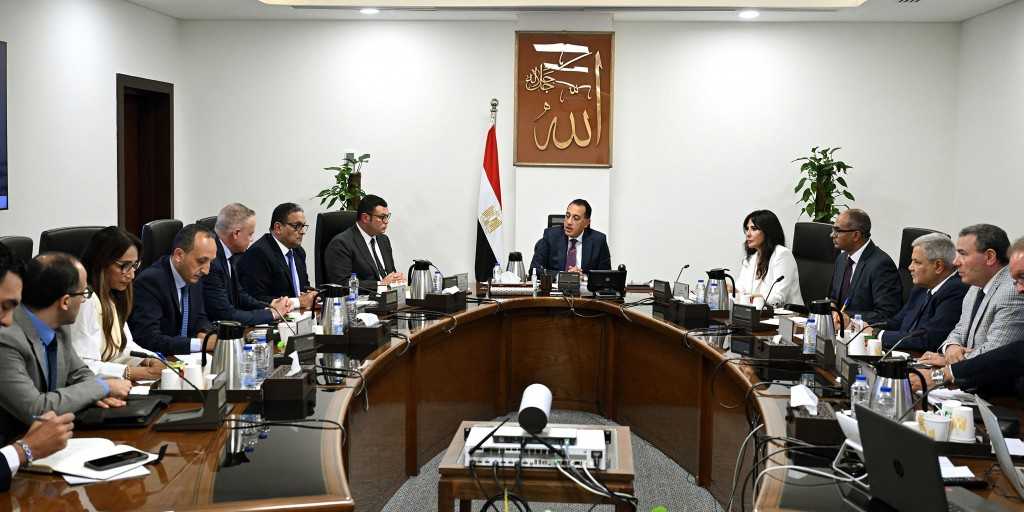 رئيس الوزراء يُتابع الإجراءات والموقف التنفيذي لمشروعات تحلية مياه البحر