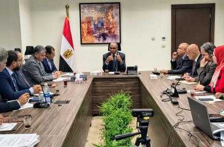 وزير الإسكان يعقد اجتماعًا لمناقشة الاستفادة القصوي من إنتاج مجمع محطات تحلية مياه البحر بالعين السخنة