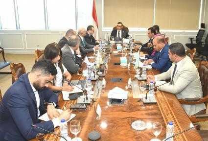 وزير الإسكان يتابع آليات طرح الأراضي والفرص الاستثمارية بالمدن الجديدة