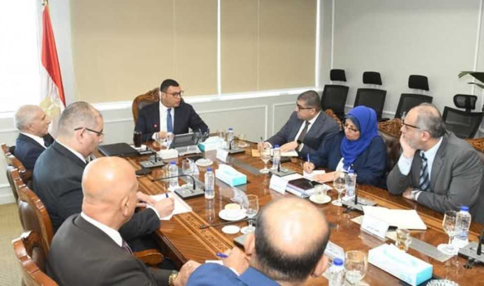 وزير الإسكان يجتمع بمسئولي الوزارة ونواب الهيئة لمتابعة سير العمل بأجهزة المدن الجديدة