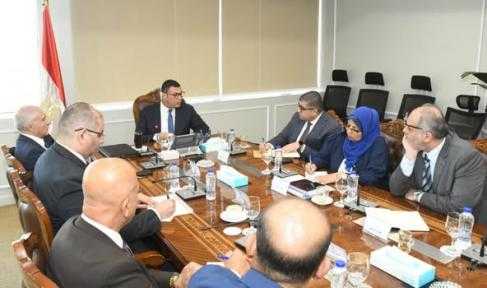 وزير الإسكان يجتمع بمسئولي الوزارة ونواب الهيئة لمتابعة سير العمل بأجهزة المدن الجديدة