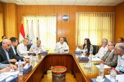 وزير قطاع الأعمال العام يستعرض الموقف التنفيذي لمشروعات التطوير بشركات ”القابضة للأدوية” وإدخال مستحضرات جديدة