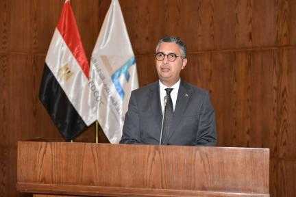 وزير التموين والتجارة الداخلية يجتمع مع رئيس الاتحاد العام للغرف التجارية وكبار المنتجين والسلاسل التجارية لبحث آليات ضبط الأسواق