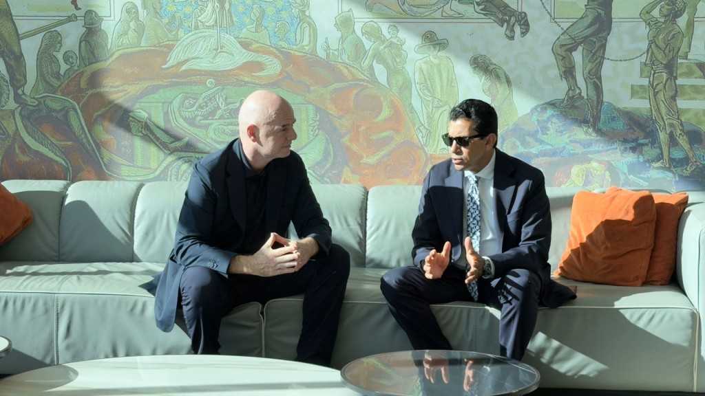 وزير الشباب والرياضة يلتقي إنفانتينو رئيس الاتحاد الدولي لكرة القدم على هامش حضوره مؤتمر السلام بشرم الشيخ