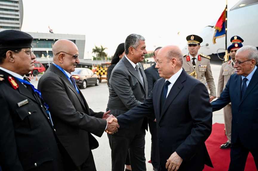 رئيس مجلس القيادة اليمني  يصل القاهرة للمشاركة في افتتاح المتحف المصري الكبير