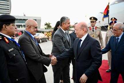 رئيس مجلس القيادة اليمني  يصل القاهرة للمشاركة في افتتاح المتحف المصري الكبير