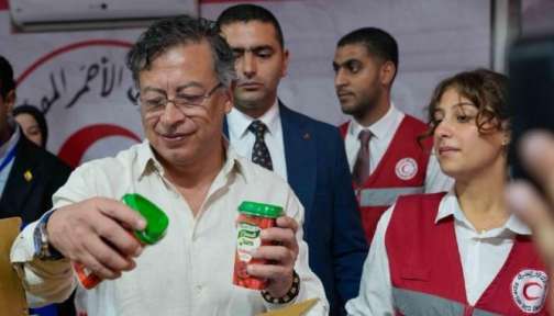 الرئيس الكلولومبي يشارك في تعبئة مساعدات أهل غزة داخل الهلال الأحمر