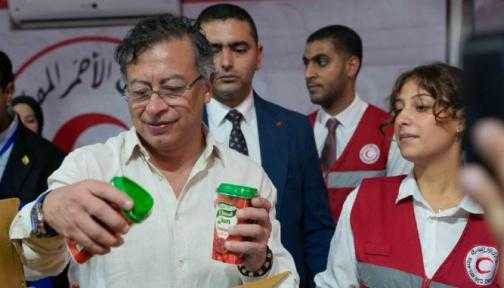 الرئيس الكلولومبي يشارك في تعبئة مساعدات أهل غزة داخل الهلال الأحمر
