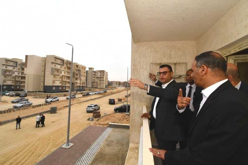 وزير الإسكان يتفقد الطرق ومشروع للإسكان المتوسط بمدينة حدائق أكتوبر