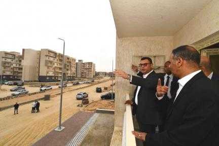 وزير الإسكان يتفقد الطرق ومشروع للإسكان المتوسط بمدينة حدائق أكتوبر