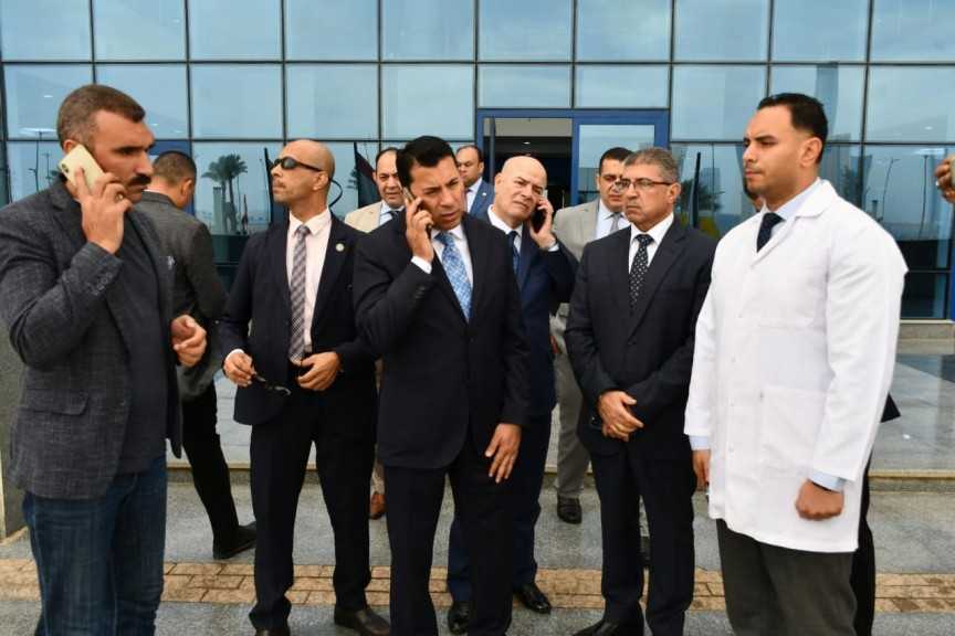 وزير الشباب والرياضة يطمئن على الحالة لمصابي حادث انقلاب ميني باص بطريق العاصمة الإدارية