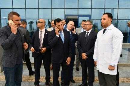 وزير الشباب والرياضة يطمئن على الحالة لمصابي حادث انقلاب ميني باص بطريق العاصمة الإدارية