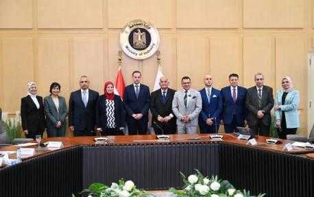 ”القاهرة للاستثمار” و”شركة ليوني مصر” يتعاقدان على إقامة... ”القاهرة للاستثمار” و”شركة ليوني مصر” يتعاقدان على إقامة مجمع صناعي لإنتاج الضفائر والكابلات الكهربائية