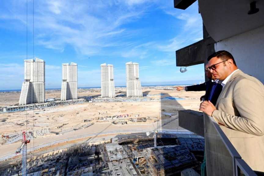 وزير الإسكان يتابع موقف تنفيذ أبراج «الداون تاون » وكوبري C19 بمدينة العلمين الجديدة