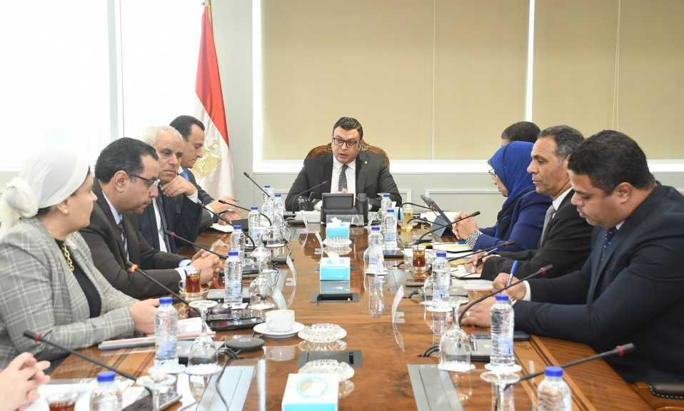 وزير الإسكان «السلامة المرورية والصورة الحضارية والحفاظ على البيئة » أهم شروط الإعلانات على الطرق العامة والمحاور