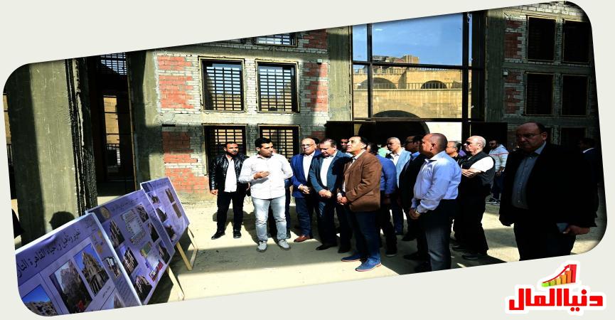 رئيس الوزراء في شوارع القاهرة التاريخية 