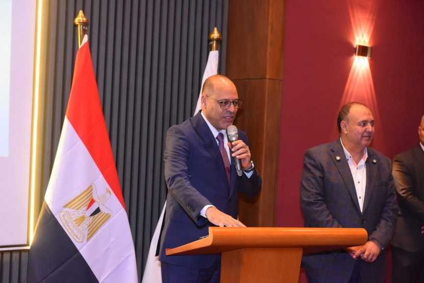 وزير العمل يفتتح محطتين للطاقة الشمسية داخل النساجون الشرقيون  بالعاشر من رمضان