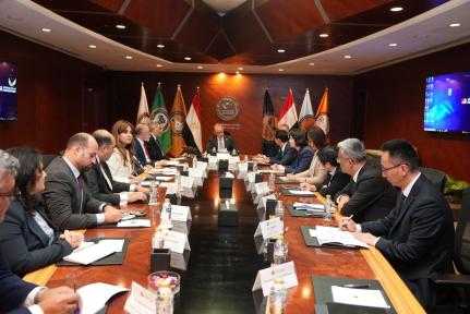 الدكتور محمد فريد يستعرض الإطار التنظيمي وآليات الرقابة... الدكتور محمد فريد يستعرض الإطار التنظيمي وآليات الرقابة وتسوية المنازعات أمام الوفد الصيني