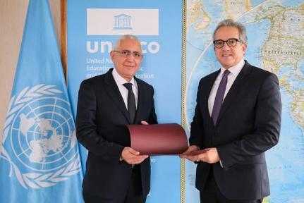 السفير المصري في باريس يقدم أوراق اعتماده إلى «المصري » خالد العناني مدير عام منظمة اليونسكو