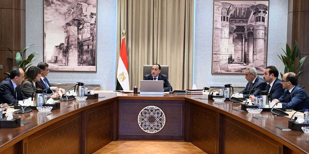 رئيس الوزراء يتابع جهود توافر السلع الغذائية والمنتجات الزراعية في الأسواق بحضور وزير الزراعة علاء فاروق