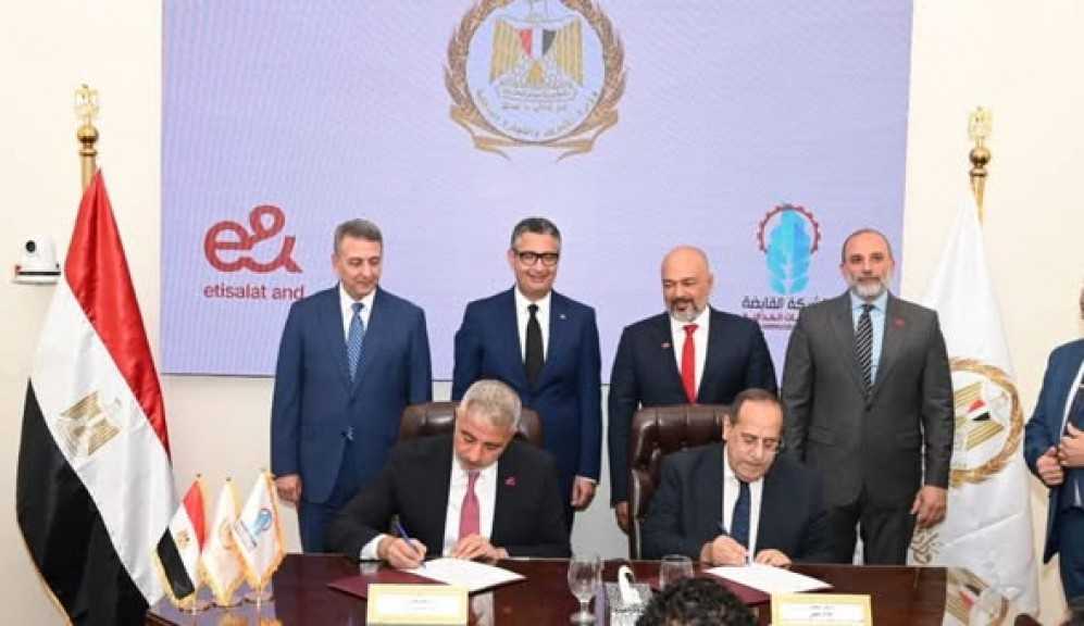 القابضة للصناعات الغذائية و«إي آند مصر» يتعاونان لتطوير المجمعات الاستهلاكية «كاري أون»