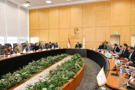 وزير الإسكان يعقد اجتماعاً لمتابعة موقف مشروعات المبادرة الرئاسية ”حياة كريمة” لتطوير قرى الريف المصري