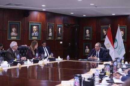 وزير تكنولوجيا المعلومات والاتصال يجتمع مع مجلس إدارة بريد مصر