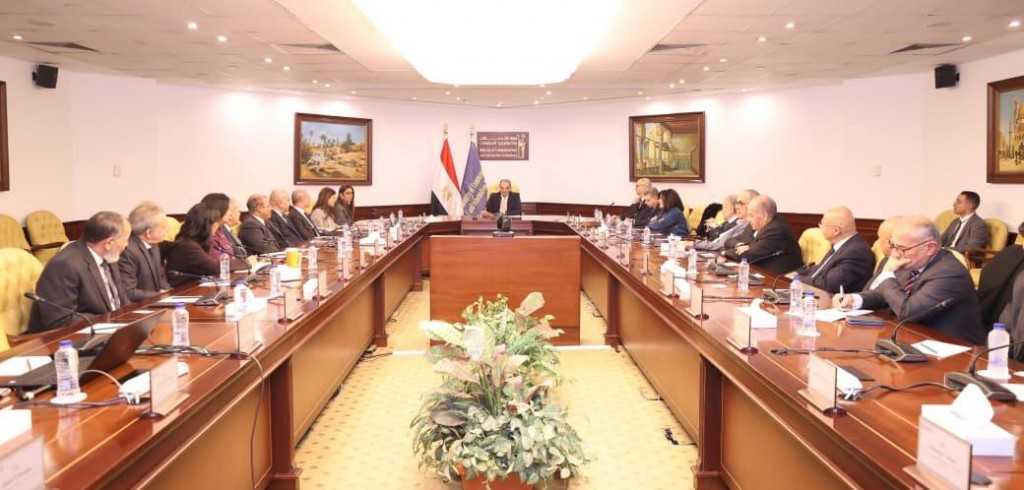 وزيرالاتصالات وتكنولوجيا المعلومات يعقد مائدة مستديرة مع لجنة التحول الرقمي بغرفة التجارة الأمريكية بالقاهرة