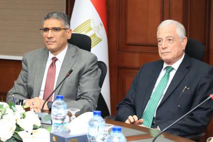 محافظ الجيزة يستقبل مستشار الرئيس للتنمية المحلية لبحث تطوير المناطق المحيطة بالمواقع الأثرية