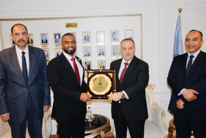 محافظ أسيوط يُكرِّم رئيس الجهاز العربي للتسويق بدرع المحافظة تقديرًا لجهوده الوطنية