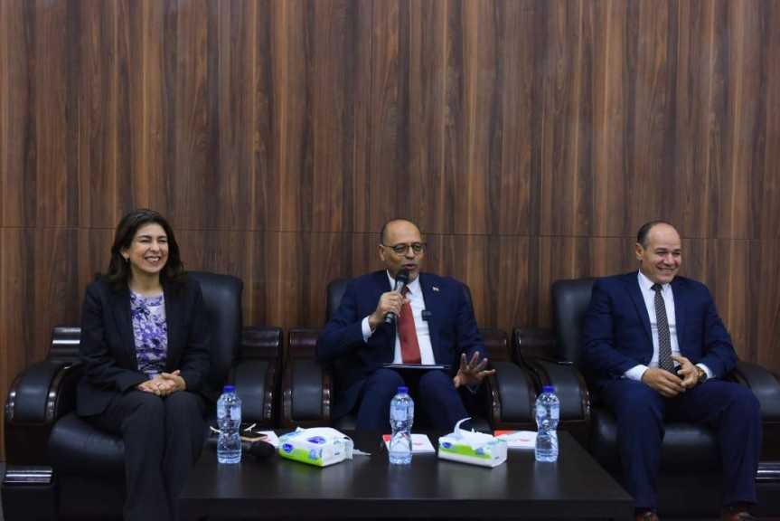 وزير العمل يُسلِّم 20 عقد عمل لذوي الهمم.. ويُطلق ندوة توعوية بشأن «قانون العمل الجديد»، بمشاركة ممثلي شركات القطاع الخاص.