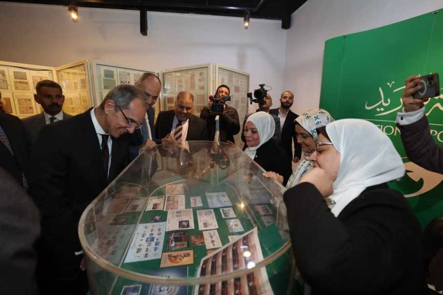 تدشين طابع بريد تذكاري بمناسبة مرور 160 عامًا على إصدار أول طابع بريد مصري