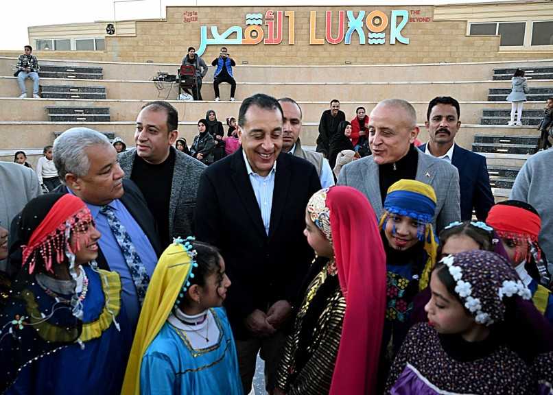 رئيس الوزراء يتفقد أعمال تطوير كورنيش النيل بالأقصر ويشاهد عروضاً فنية بالمسرح الروماني بالبر الغربي