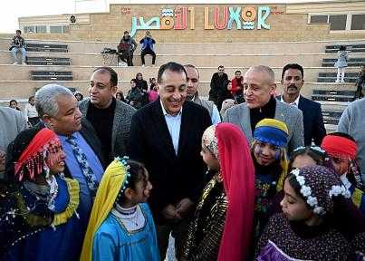 رئيس الوزراء يتفقد أعمال تطوير كورنيش النيل بالأقصر... رئيس الوزراء يتفقد أعمال تطوير كورنيش النيل بالأقصر ويشاهد عروضاً فنية بالمسرح الروماني بالبر الغربي
