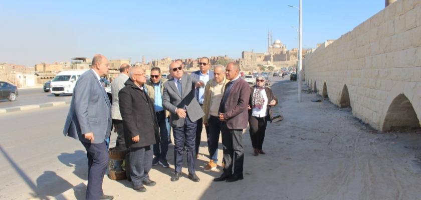 محافظ القاهرة  يتفقد أعمال الترميم الجارية بسور مجرى العيون